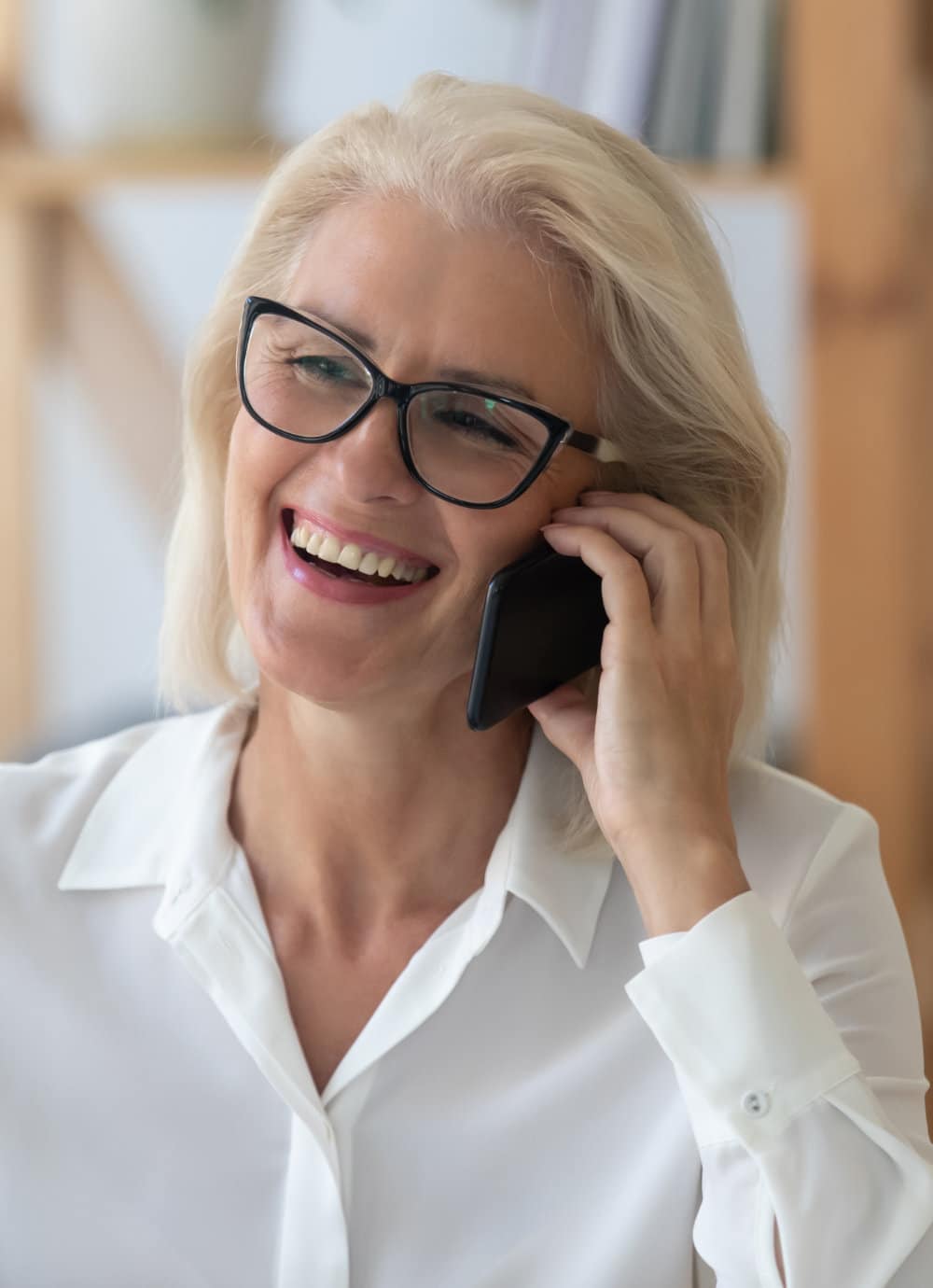 Femme heureuse au telephone